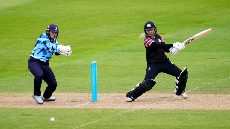 George, Austin plunder Lancashire to land third win in a row – जॉर्ज, ऑस्टिन ने लंकाशायर को लूटकर लगातार तीसरी जीत दर्ज की: वॉरविकशायर की शानदार विजय