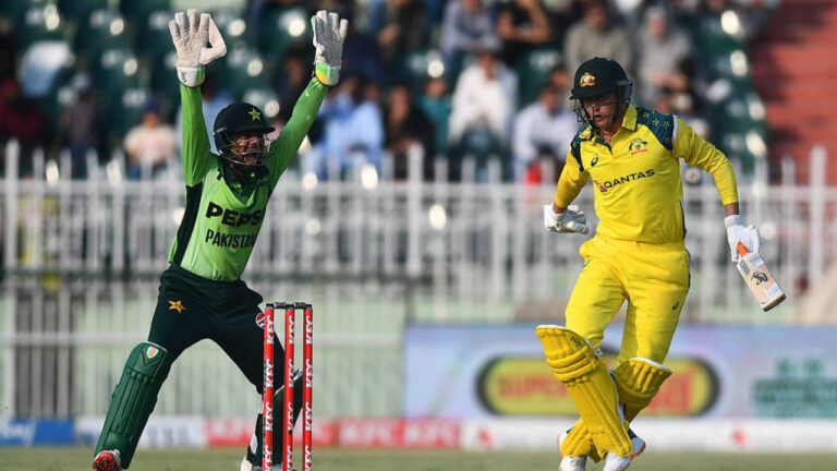 Pakistan bowl; Australia bring in Zampa for Stanlake – गद्दाफी स्टेडियम में रोमांच